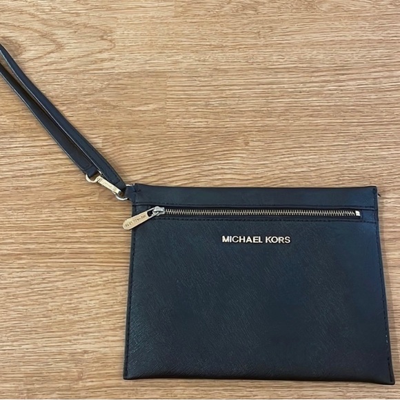 Michael Kors wristlet - Picture 3 of 3